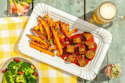 Rindswurst mit Tomaten-Curry-Sauce dazu Süßkartoffeln und Brokkoli mit Mandeln