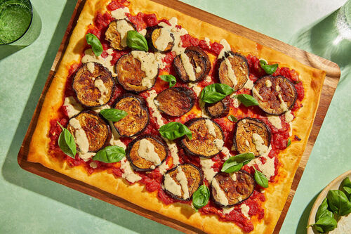 Bunte Pizza mit Aubergine und Cashewcreme gewürzt mit Rauchpaprika und Fenchelsamen