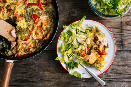 Frittata mit Paprika und Stremellachs dazu Romanasalat