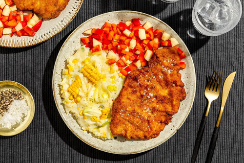 Schnitzel mit Paprika-Apfel-Relish und Kartoffel-Lauch-Stampf mit Mais