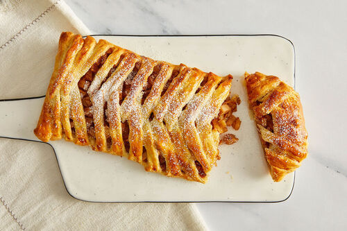 Saftiger Apfel-Birnen-Zopf mit Haselnüssen