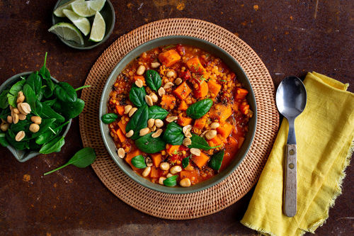 Senegalesischer Erdnusseintopf mit Süßkartoffeln, roten Linsen und Spinat