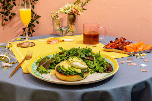 Eggs Benedict mit Avocado und Wildkräutersalat