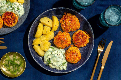 Feine Räucherlachsfrikadellen mit Kartoffeln und Gurken-Dill-Salat