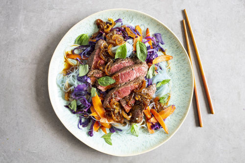 Japanische Steakpfanne auf buntem Glasnudel-Gemüse-Salat