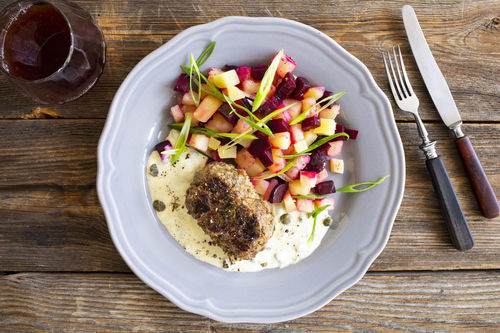 Hackbouletten Königsberger Art mit Kapernsauce und Rote-Bete-Kartoffeln