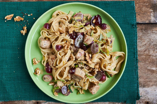 Schweinefleisch-Wirsing-Ragout mit Trauben und Walnüssen