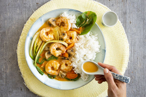 Rotes Curry mit Tigergarnelen mit Pak Choi und Jasminreis