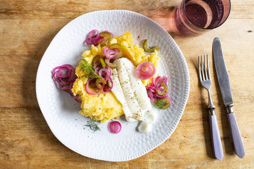 Ofen-Kabeljau auf Steckrübenstampf mit süß-saurem Gurken-Zwiebel-Gemüse