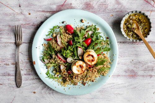 Karamellisierter Ziegenkäse mit Quinoa und Lauchzwiebel-Salsa