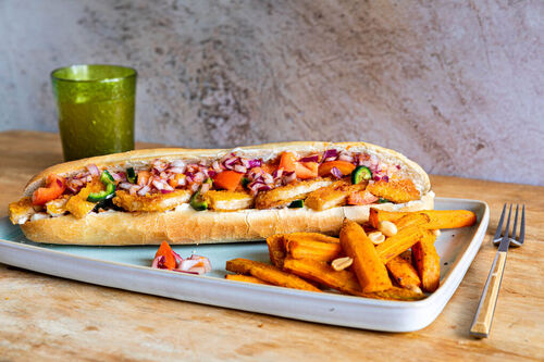 Veganes Schnitzelsandwich mit Mangosalsa und Madras-Gemüse