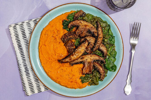 Sesam-Masala-Portobellos mit Knoblauchspinat und Süßkartoffelpüree