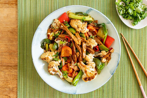 RS Paprika-„Rindfleisch“-Wok vegan mit geröstetem Blumenkohl und Erdnüssen