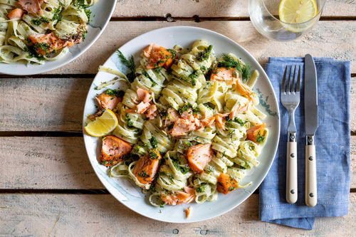 RSTagliatelle mit Stremellachs und Dill-Pesto dazu Rucolasalat mit Kirschtomaten