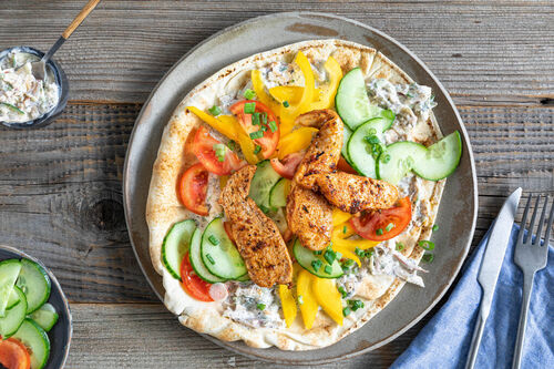 Tandoori-Hähnchenstreifen mit Gemüse auf Vollkornpitabrot mit Minzraita