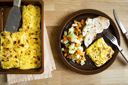 Hähnchenbrust mit Kartoffelgratin und Kohlrabi-Möhren-Gemüse