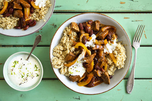 Südamerikanische Steakpfanne mit pikanter Bohnensauce und Quinoa