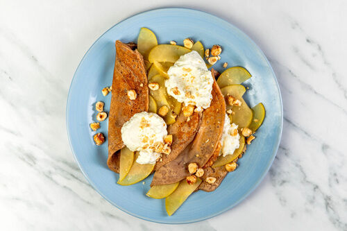 Apfel-Schoko-Crêpes mit Schlagsahne und karamellisierten Nüssen