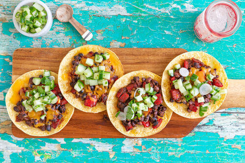Tortillas mit schwarzen Bohnen und Käse serviert mit Lauchzwiebel-Gurken-Salsa