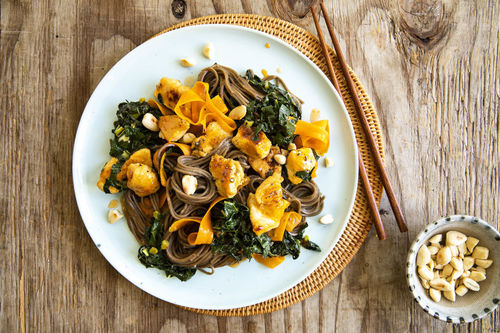Sobanudel-Hähnchen-Pfanne mit Schwarzkohl und Orangen-Ingwer-Sauce