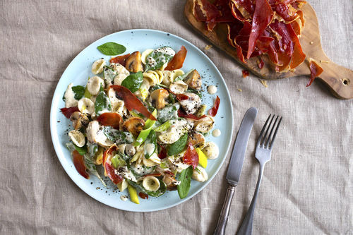 Orecchiette alla fiorentina mit Schmand und Serrano-Chips