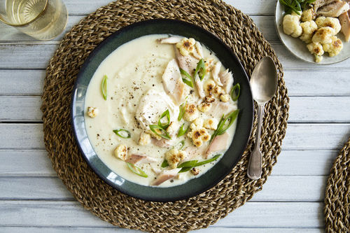 Blumenkohlsuppe mit Räucherforelle mit Crème fraîche und Muskatnuss