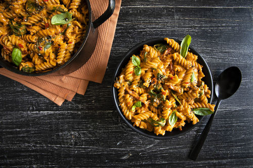 Schnelle One-Pot-Pasta mit Spinat und getrockneten Tomaten