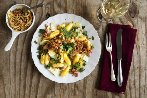 Schupfnudel-Krautfleckerl mit Speck und Petersilie