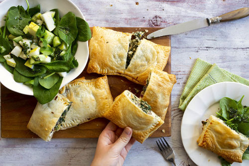 Börek mit Feta-Spinat-Füllung und Salat mit Gurke, Birne und Minze