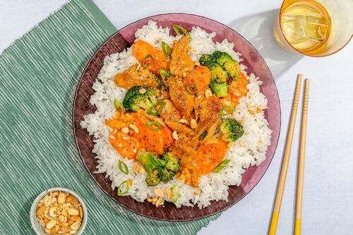 Veganes „Hähnchen“-Curry mit Gochujang auf Vollkornreis mit Gemüse und Erdnüsse