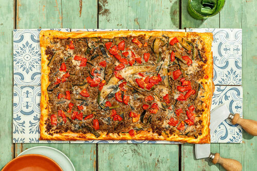 RS Tarte mit Bio-Rinderhack und Blauschimmelk mit Tomaten und Zucchini