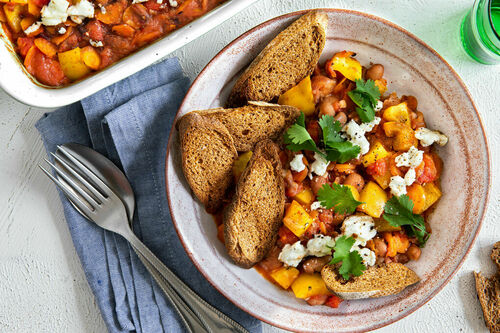 Bohneneintopf mit Feta überbacken mexikanische Art mit Vollkornbaguette