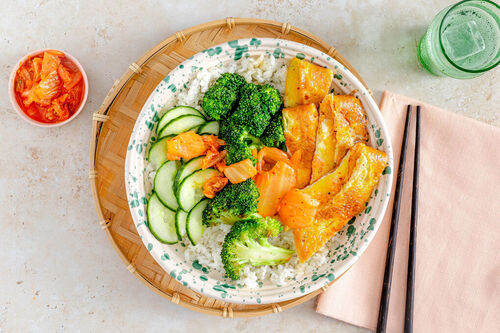 Bibimbap mit Kimchi-Omelett mit Sesamöl, Gurke und Brokkoli