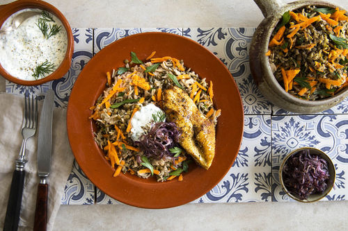 Hähnchen mit orientalischem Linsen-Reis mit Röstzwiebeln und Joghurt-Dill-Sauce