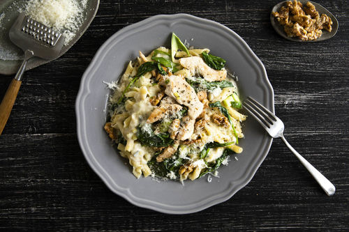 Hähnchen-Spinat-Pasta mit Walnuss in cremiger Blauschimmelkäsesauce