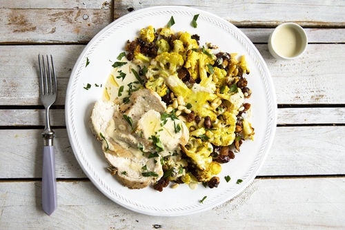 Curry-Huhn mit Blumenkohl und Rosinen mit Pinienkernen und Tahinisauce