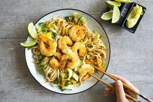 Bratnudeln mit Kokos-Garnelen und Wasabi-Mayonnaise-Dip