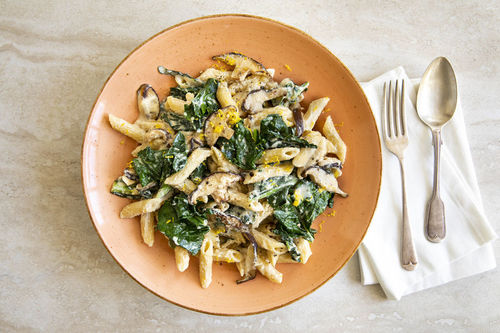 Feine Schwarzkohl-Shiitake-Pasta in cremiger Miso-Cashew-Sauce