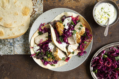 Würzige Hähnchen-Tostadas mit rauchigen Bohnen und Rotkohlsalat