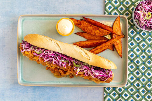 Pulled Chicken Sandwich mit Apfelsauce dazu rauchige Süßkartoffeln und Rotkohlsalat