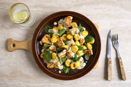 Gebratene Hähnchenbrust auf cremiger Gnocchi-Limetten-Pfanne