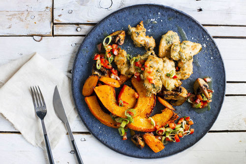 Hähnchenbrust italienische Art mit gebackenem Kürbis und Tomatensalsa