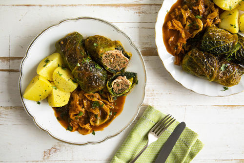 Wirsingrouladen mit Bacon und Rinderhack dazu Salzkartoffeln und Tomatensauce