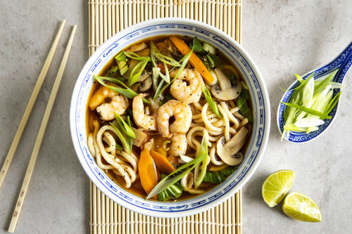 Japanische Nudelsuppe mit Garnelen mit Udon-Nudeln und Pak Choi