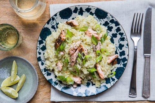 Pastinaken-Risotto mit Räucherlachs mit Lauchzwiebel und Limette