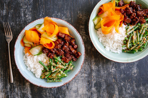 Knuspriger Tempeh mit Basmatireis und pikanten Kokos-Bohnen