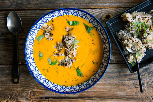 Aromatische Thai-Kürbissuppe mit knusprigem Sesam-Reis-Topping