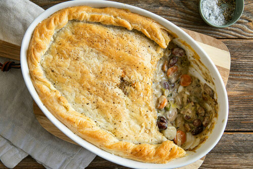 Veganer Bohnen-Gemüse-Pie mit Blätterteig und cremiger Sauce