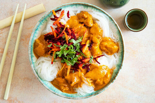 Veganes „Hähnchen“-Erdnuss-Curry auf Glasnudeln mit Karotten-Bete-Salat