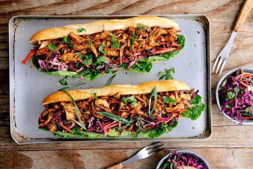 Pulled Chicken Sandwich mit würzigem Rotkohlsalat und Koriander
